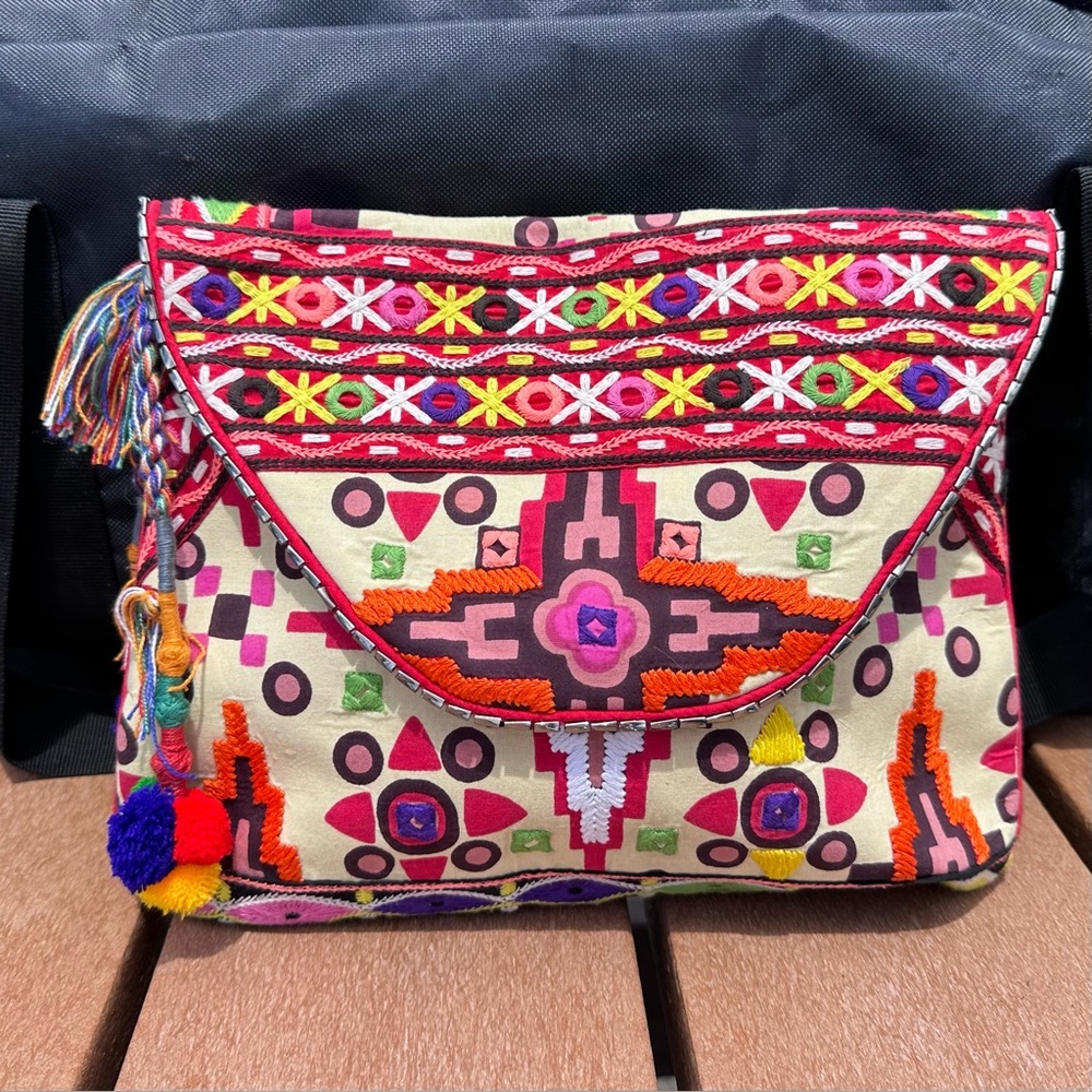 Embroidered Tribal Pattern Fold-Over Clutch - Multicolor - Picture 11 of 12